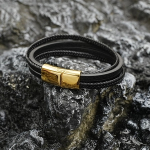 Bracelet multicouche en cuir noir tressé avec fermoir magnétique doré poli sur pierre