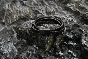 Dettaglio macro del bracciale maschile a tre strati in pelle con pietre vulcaniche
