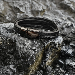 Bracelet multicouche en cuir noir tressé avec fermoir magnétique sur pierre sombre