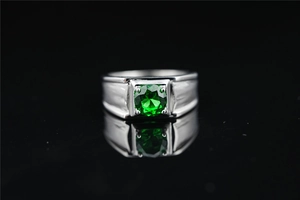 Primer plano de anillo plateado para hombre con piedra verde cuadrada y engaste de garras