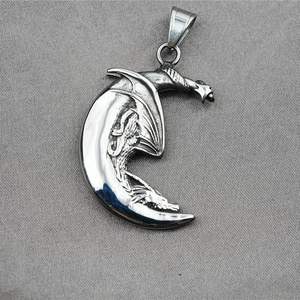 Collier en acier titane avec pendentif de dragon enroulé autour d'un croissant de lune