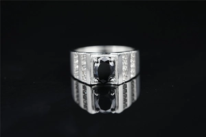 Vista macro de anillo de plata para hombre con gema negra y detalles de diamantes