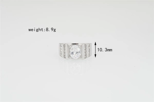 Detalle de anillo de acero de titanio con peso de 8,9g y circonita ovalada de 10,3mm