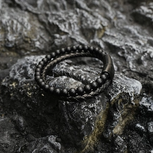 Bracelet double couche pour homme avec perles noires et cordon en cuir avec fermoir