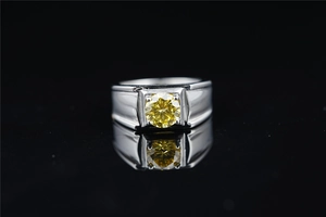 Vista macro de un anillo rectangular para hombre en plata con una piedra amarilla brillante