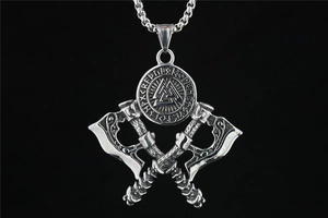 Détail du pendentif double hache viking en argent avec Valknut et runes gravées