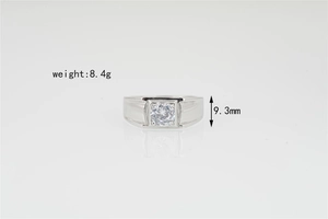 Detalle de anillo de moissanita corte cuadrado con ancho de 9,3mm y peso de 8,4g