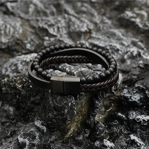 Bracciale a tre strati in pelle intrecciata con perle di lava e chiusura magnetica