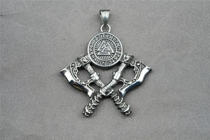 Détail macro du pendentif hache double viking avec symbole Valknut et runes gravées