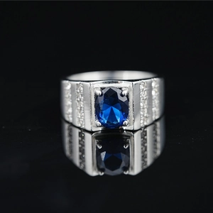 Anillo de acero de titanio para hombre con gema azul ovalada y detalles de diamantes