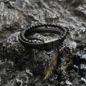 Bracciale a tre strati in pelle intrecciata con pietre vulcaniche e chiusura magnetica