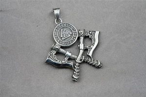 Gros plan d'un pendentif hache double viking avec symbole Valknut et détails runiques