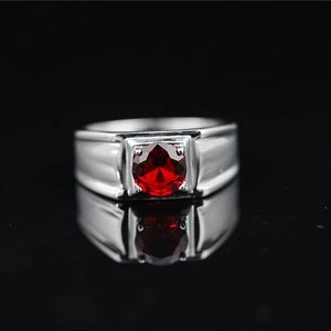 Anillo de plata para hombre con base cuadrada y gema roja redonda en estilo joyero