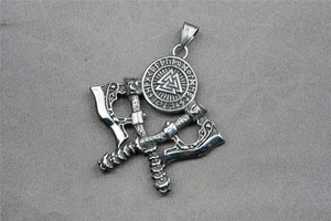 Vue macro détaillée du pendentif double hache viking en argent avec gravure Valknut