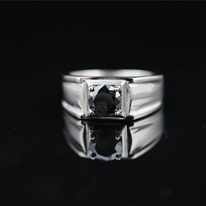 Anillo de plata para hombre con gema negra redonda grande y banda de metal pulido ancho