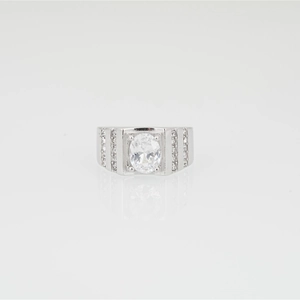 Elegante anillo de acero de titanio con gema ovalada y diamantes en banda de plata