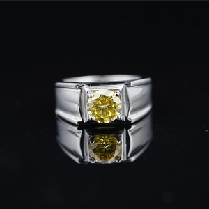 Anillo de hombre con banda ancha de plata y una moissanita amarilla redonda brillante