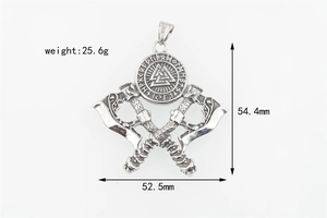Détail du pendentif double hache viking avec symbole Valknut et gravures de runes