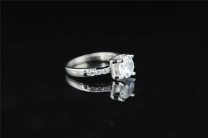 Macro-opname van een grote moissanite diamanten ring op zwart reflecterend oppervlak