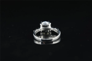 Macro-detail van S925 sterling zilveren ring met moissanite hoofdsteen en zijdelingse gaten