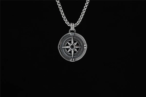 Gros plan du pendentif boussole vintage avec motif d'étoile et détails de marquage
