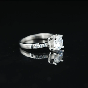 Klassieke zilveren moissanite diamanten ring met een grote ronde steen op een zwarte achtergrond