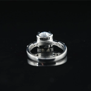 Klassieke moissanite diamanten ring in zilver met zijdelingse pavézetting op zwarte achtergrond
