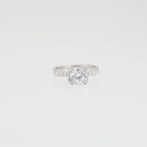 Klassieke moissanite diamanten ring in zilver met ronde middensteen en zijaccenten