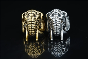 Détail macro de bagues tête d'éléphant vintage en finitions or et argent de style punk