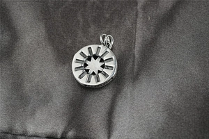 Macro d'un pendentif boussole rétro en argent avec étoile à huit branches et finition vintage