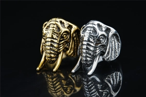 Détails macro des bagues tête d'éléphant en or et argent avec texture métal antique