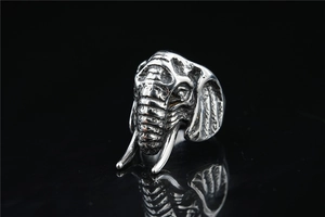 Vue macro de la bague tête d'éléphant argentée vintage avec finition métal antique