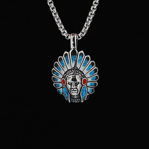 Collier Pendentif Chef Indien Vintage en Acier Titane Argent avec Couronne de Plumes en Émail Turquoise pour Hommes Femmes Bijoux de Mode Rétro