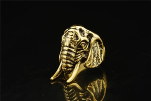 Détail macro d'une bague tête d'éléphant plaquée or vintage avec textures de peau gravées
