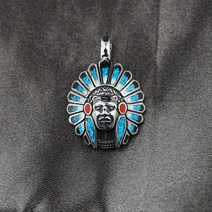Pendentif Chef Amérindien vintage en acier avec détails en turquoise et émail rouge