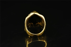 Détail d'une bague éléphant dorée audacieuse avec finition polie et reflets de surface miroir