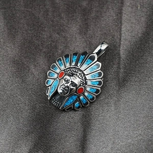 Pendentif indien chef en acier inoxydable vintage avec émail bleu et détails de plumes