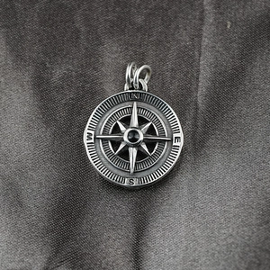 Collier pendentif boussole vintage en acier inoxydable avec gravures de directions