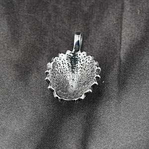Collier vintage en acier avec pendentif argenté texturé sur soie grise fine