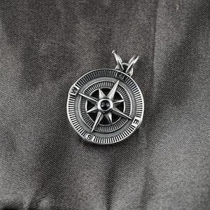 Collier avec pendentif boussole étoile rétro et pierre noire en finition argent vieilli