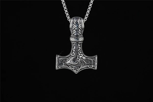 Gros plan détaillé du pendentif Marteau de Thor argent antique avec gravure viking
