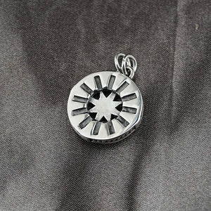 Pendentif boussole étoile rétro en argent avec motif radial et style punk