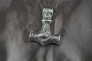 Détail du pendentif Marteau de Thor viking avec motifs celtiques et finition argentée