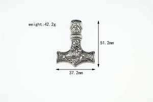 Détail du pendentif marteau de Thor Mjölnir montrant la taille de 51,2mm et les motifs