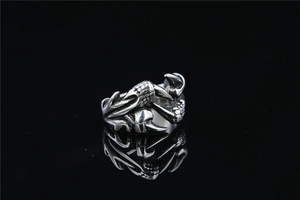 Macro di anello a artiglio di drago vintage con scaglie e finitura argento antico