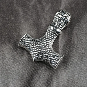 Pendentif Marteau de Thor en acier vintage avec gravures celtiques nordiques