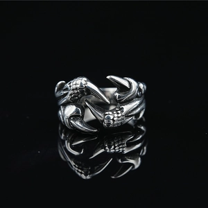 Anello Vintage Gotico con Artiglio di Drago per Uomo Donna Dominante Acciaio al Titanio Argento Ossidato Punk Gioielli