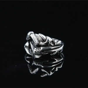 Anello vintage a artiglio di drago in argento ossidato con trama a scaglie su sfondo nero