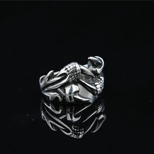Anello vintage artiglio di drago in argento con scaglie strutturate e design a gancio nero