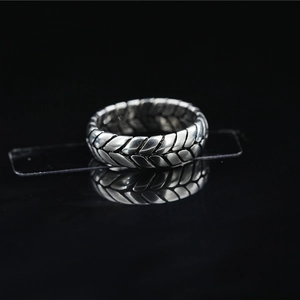 Minimalist vintage braided silver tire ring with textured wheat pattern and mirror reflection
